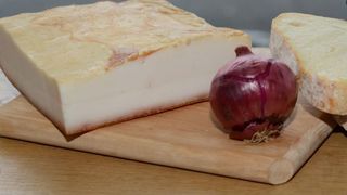 Slănina românească este la mare căutare! Comenzile de Paște sunt la fel de mari ca de Crăciun