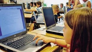 Elevii şi studenţii pot primi o subvenţie de 200 de euro pentru achiziţionarea unui computer; programul se derulează din 2004, fiind peste 300.000 de beneficiari p&acirc;nă &icirc;n prezent