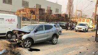 Accident DEVASTATOR la Cluj Napoca! Trei mașini s-au făcut praf, două persoane sunt &icirc;ncarcerate!