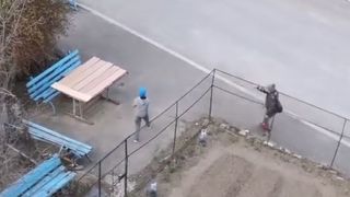 Scene alarmante în Bușteni. Doi copii au fost filmați în timp ce se jucau lângă 3 urși