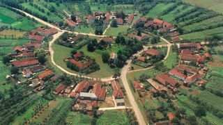 Charlottenburg, satul rotund din Rom&acirc;nia care &icirc;i impresionează pe turiști!