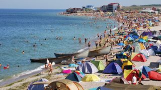 VIDEO | Cea mai nonconformista statiune de pe litoral se pregateste pentru o petrecere nesfarsita! Cum se pregatesc patronii din Vama Veche sa-i intampine pe vamaioti