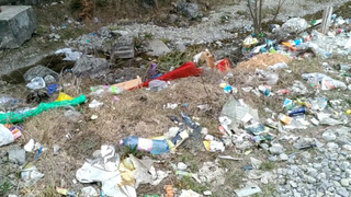 VIDEO | Parcul Natural Bucegi a devenit Raiul gunoaielor! Turistii sunt oripilati de ce gasesc aici!