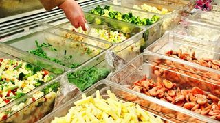 Află c&acirc;t de dăunătoare pot fi pentru organism anumite m&acirc;ncăruri semipreparate!