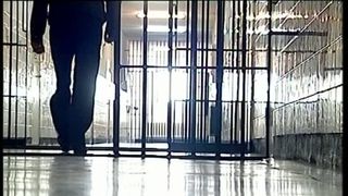 Un comisar din Penitenciarul Tulcea era m&acirc;na dreaptă a unui ucigaș &icirc;ncarcerat. I-a adus &icirc;n celulă tot ce i-a cerut