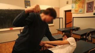VIDEO | Un elev din Suceava este bătut fără milă la școală! Colegii lui aplaudă momentele de violență!