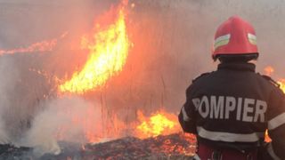 Pompier din Mehedinţi, cu arsuri după ce a intervenit pentru stingerea unui incendiu de vegetaţie, dus cu elicopterul SMURD la Timişoara