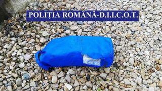 VIDEO | Amplă operaţiune pe litoral &icirc;ntr-un dosar de trafic de droguri! Oamenii sunt avertizaţi să nu deschidă pachete găsite pe plajă deoarece ar putea conţine droguri