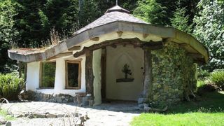 VIDEO | La 20 de kilometri distanta de orasul Buzau se afla un sat desprins parca din filmul "Stapanul Inelelor"! Cum arata casele de la Berca! Sunt o adevarata atractie turistica