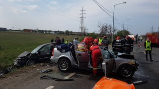 VIDEO | Accident DEVASTATOR la Oradea! Trei autotursime s-au făcut PRAF! Sunt victime &icirc;ncarcerate!