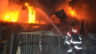 Incendiu cumplit, la Iași! Un copil  a fost declarat mort