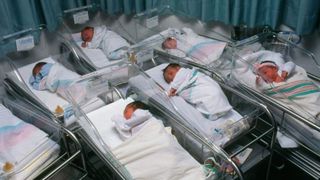 O fostă asistentă a recunoscut că a schimbat peste 5000 de copii la naștere în 12 ani 