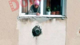 O bătrână din Târgu-Jiu, încuiată în casă de fiica sa! Femeia, vânătă la un ochi, iese pe geam și le spune trecătorilor că îi e foame