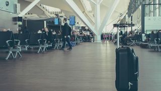 VIDEO| Călătorii din aeroportul Otopeni se confruntă zilnic cu o criză a cărucioarelor de bagaje! "Sunt furate"