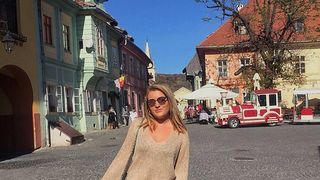 Fata care a căzut &icirc;n gol la Paris a mai pozat &icirc;ntr-un loc periculos! Uite-o cum s-a fotografiat Andreea pe un zid &icirc;nalt!