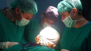 Caz de tumoră tiroidiană gigantă, operat 9 ore, la Spitalul Universitar