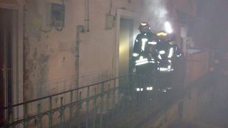 30 de oameni evacuaţi, mai multe apartamente şi o clădire de birouri, afectate de un incendiu în Timișoara