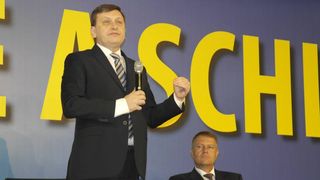 Un fost preşedinte al României a ajuns falit? Crin Antonescu nu a mai câştigat un leu de peste doi ani, dar e salvat de veniturile soţiei!