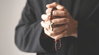 VIDEO | Un copil rom&acirc;n a fost abuzat de un preot catolic spaniol!