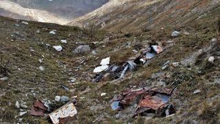VIDEO | Un strain a ajuns sa stranga gunoaiele lasate de turisti la Bran! Ce mesaj are Charlie Ottley pentru romani