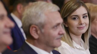 VIDEO| Gestul făcut de Liviu Dragnea în fața susținătorilor de la Craiova. Iubita lui era de față