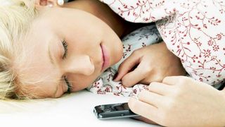 Avertismentul specialiștilor. Fără mobil pe post de ceas deșteptător