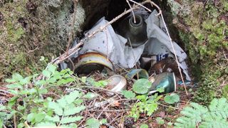 VIDEO| Fac artă din gunoaie. Rochie de mireasă din 400 de pungi