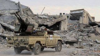 Cel puţin 121 de morţi şi aproape 600 de răniţi la sud de capitala libiană Tripoli, pe un front rămas neschimbat de la începutul confruntărilor armate