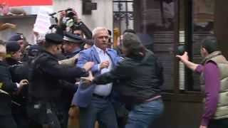 Scandal la ICCJ! Liviu Dragnea, îmbrâncit de protestatari! Jandarmeria a dus trei persoane la secție!