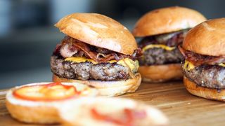 VIDEO | Un restaurant din Rom&acirc;nia vinde burgeri de un kilogram! Cum arată și c&acirc;t costă o asemenea delicatesă?