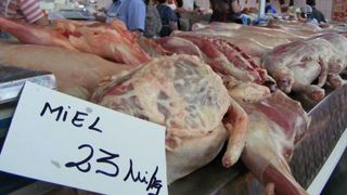 VIDEO| Au inceput deja sa apara primii miei in piete! Carnea s-a scumpit cu 30% fata de anul trecut