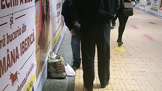 Un bătr&acirc;n ce c&acirc;nta la frunză &icirc;n pasajul de la metro, amenințat de polițisti ca să plece