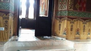 Gabriel a aflat că mama lui vrea să se căsătorească cu un preot. După lăsarea întunericului, s-a dus în fața bisericii și a făcut ceva de necrezut