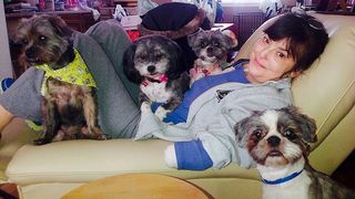 A rămas fără ambele picioare și un braț după ce a mușcat-o c&acirc;inele său