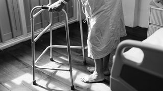 VIDEO | Un pacient din Vaslui cu accident vascular cerebral a fost plimbat in tot judetul cu ambulanta dupa ce a fost incurcat cu alta persoana! "S-a intamplat. Mai gresesc si ei!"