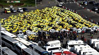 VIDEO | Incidente la protestul din Piaţa Victoriei: Doi taximetrişti au aruncat cu ouă către un taxi cu clienţi al cărui şofer nu participa la acţiune