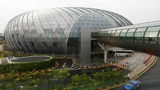 VIDEO | Aeroportul de peste un miliard de euro din Singapore si-a deschis astazi portile!