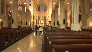 Se repetă istoria? Bărbat arestat la Catedrala Saint-Patrick din New York cu bidoane de benzină şi brichete asupra sa