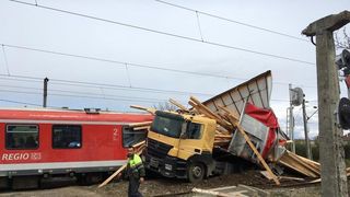 5 răniți după ce un tren a lovit un TIR, &icirc;n Bistriţa-Năsăud