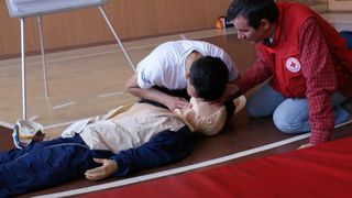 VIDEO | Prea putini romani stiu ce sa faca in situatii limita. Cum sa ajute pe cineva care a suferit un stop cardiac sau ce sa faca in caz de cutremur