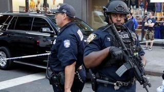 Descoperire macabră a polițiștilor. O tânără de 20 de ani a fost găsită decapitată în apartamentul ei