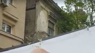 Ilie Năstase, filmat &icirc;n timp ce stropea cu cafea un afiș pe care era Traian Băsescu