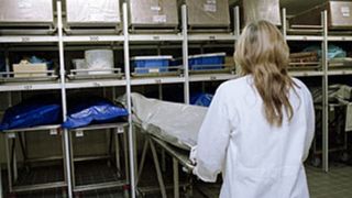 Cadavrele a 10 copii sunt ținute de 13 ani la morga spitalului din Ploiești. De ce nu au fost înmormântați creștinește