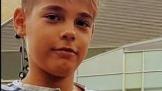 VIDEO | Elevul olimpic care a căzut de la etajul al patrulea al unui hotel din Hunedoara a MURIT la spital! Imagini cu hotelul unde și-a găsit sf&acirc;rșitul