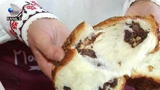 VIDEO | Paste cu paine si cozonaci pe vatra