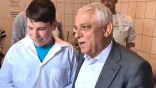 VIDEO | Petre Daea si-a cumparat un miel de Paste. Cat a platit ministrul Agriculturii