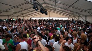 VIDEO | Mii de straini, in Mamaia Nord pentru festivalul Sunwaves