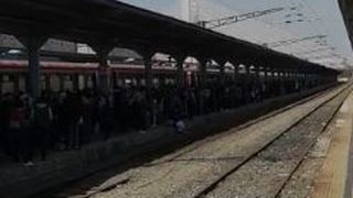  Gara de nord, blocată de sărbători! Trenurile au întârziere, iar oamenii abia mai au loc în incinta gării