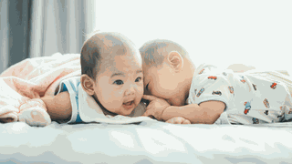 O fetiță în vârstă de 3 ani și-a îngrijit fratele de 2 luni, după ce tatăl lor le-a omorât mama 