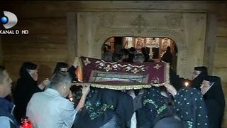 VIDEO | Crestinii ortodocsi din toata tara au mers aseara la Prohod! Imagini emotionante cu slujba de la Manastirea Barsana